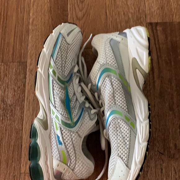 Avia size 10 athletic shoes. Wide fit. - Picture 8 of 16